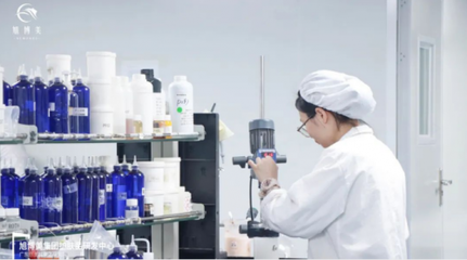 旭博美集團創始人蘇旭與品牌廣告閃耀亮相貴陽北站